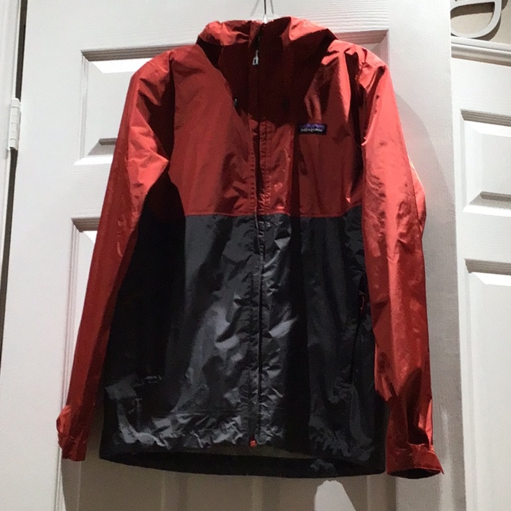 Men’s PATAGONIA / Hommes Raining Hooded Light Jacket  SMALL NWOT